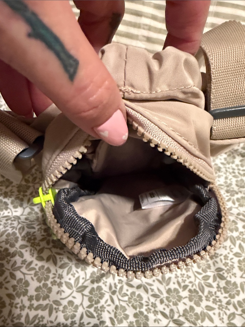 adidas Beige Crossbody Bag with Neon Yellow Drawstring - Picture 3 of 5